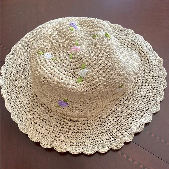 Elegant Beige Crochet Hat with Floral Accents - Picture 3 of 5